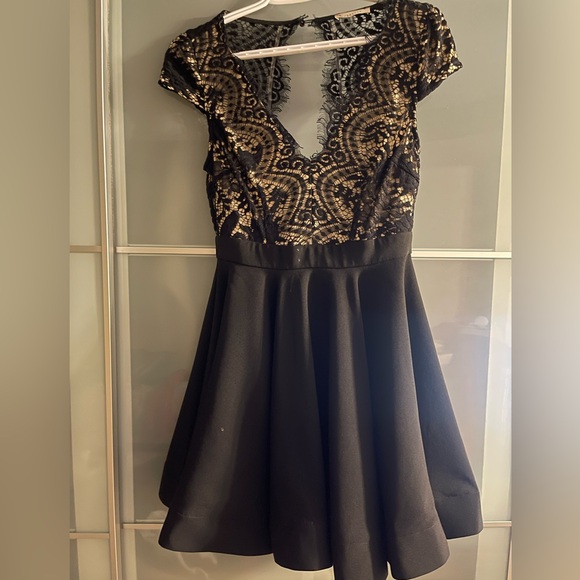 Chelsea/ ShopHoney Lace A-line open back dress - Picture 1 of 2